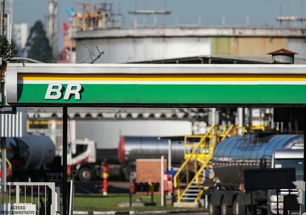 Petrobras aumenta R$ 0,23 no preço de venda da gasolina para as distribuidoras