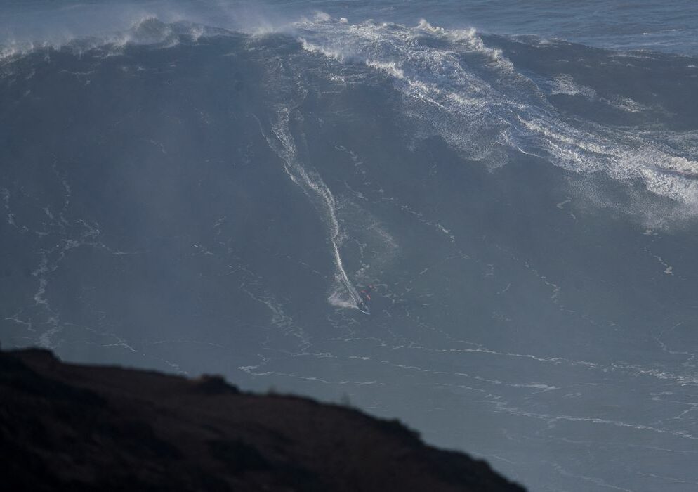 Surfista Márcio Freire morre após queda em onda gigante de Nazaré