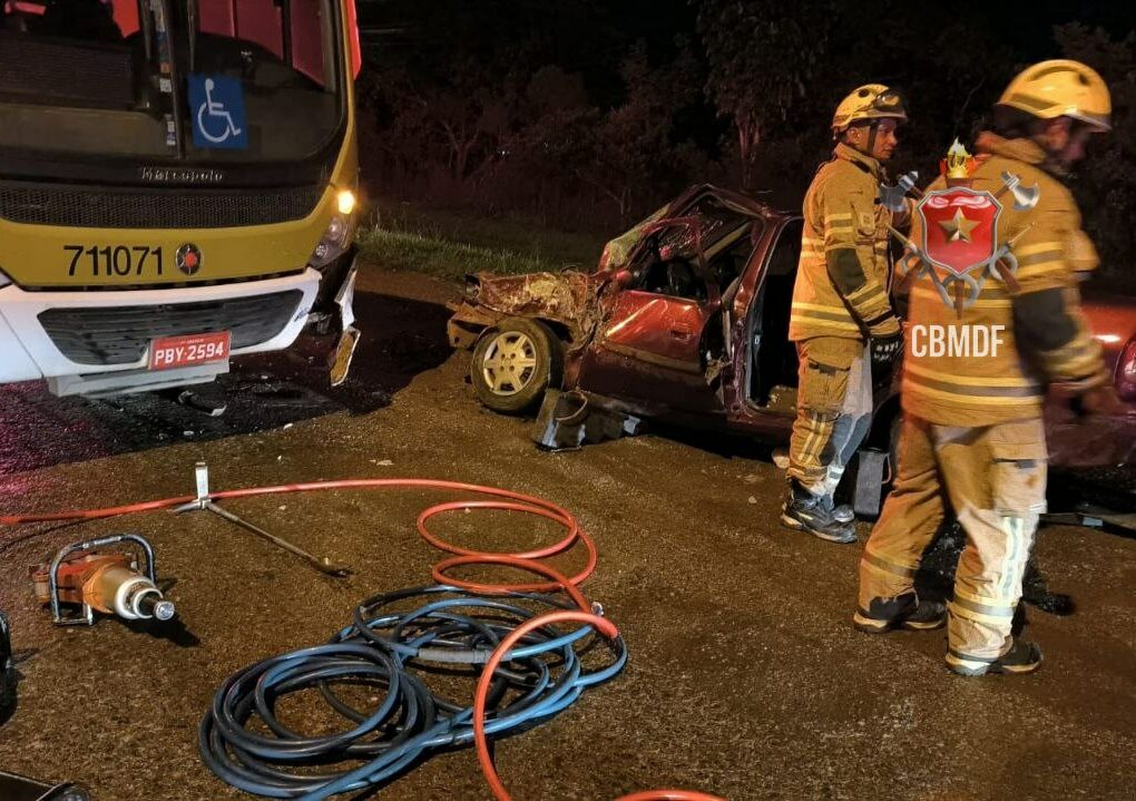 Colisão frontal entre ônibus e carro de passeio, na DF-180 resulta em três vítimas