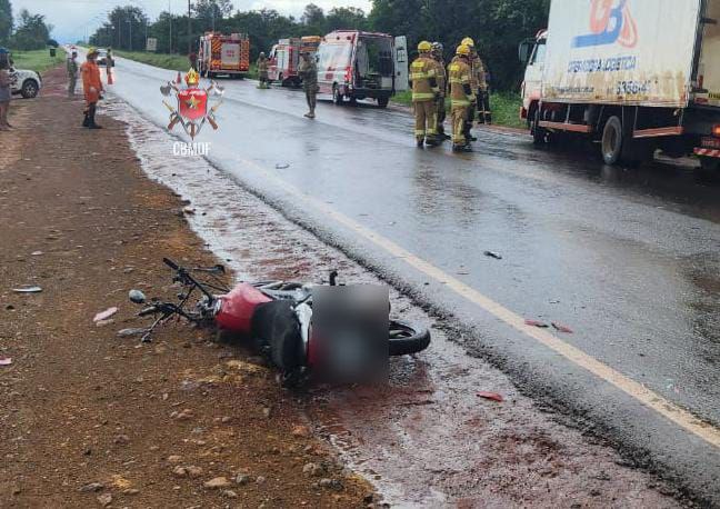 Motociclista morre após cair e ser atropelado por caminhão