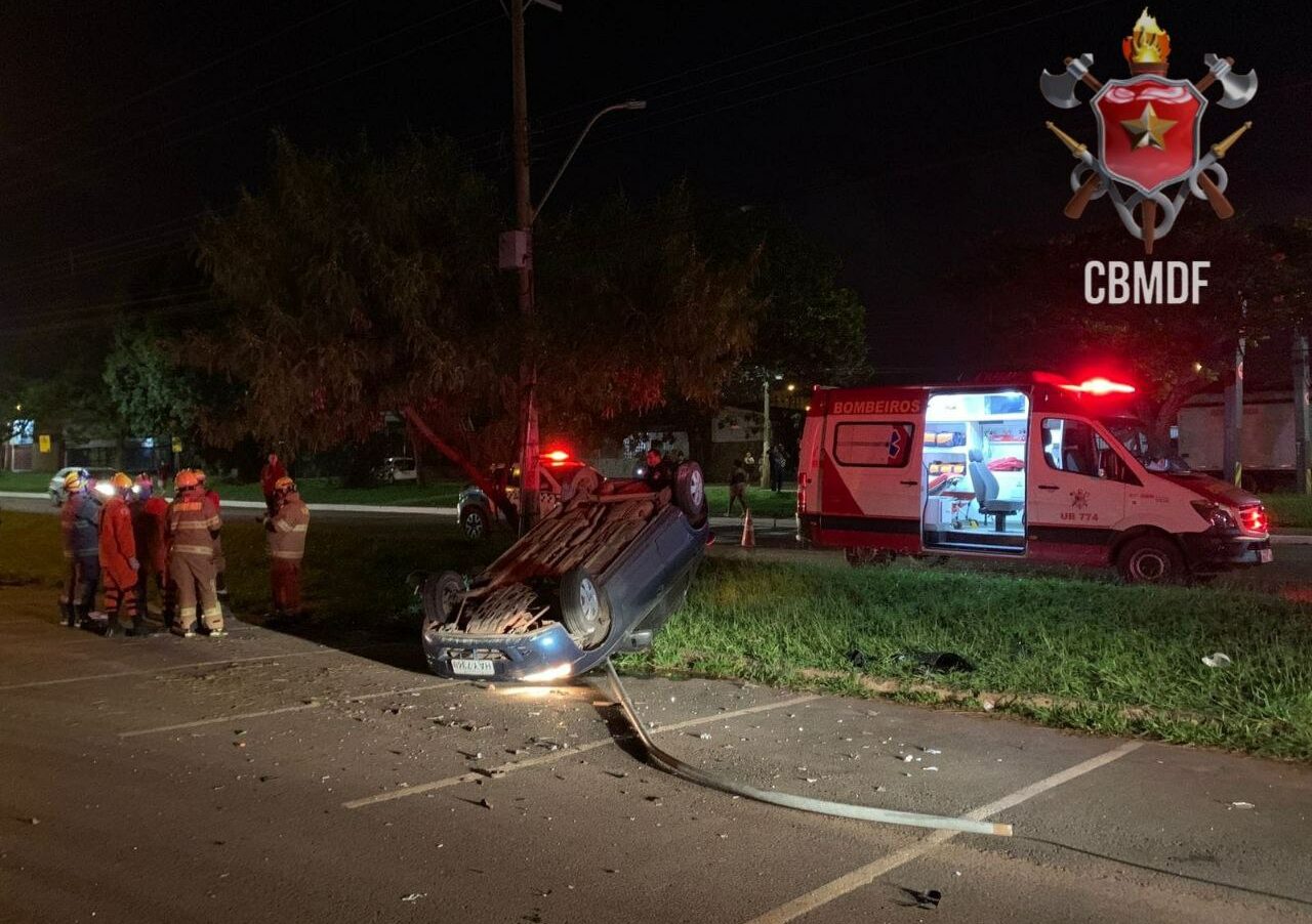 Após capotamento, motorista é ejetado do veículo em Ceilândia