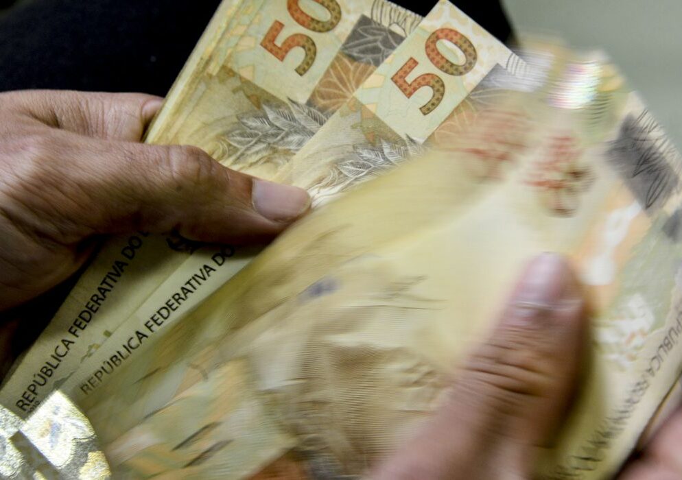 Salário mínimo de R$ 1.320 começa a valer hoje