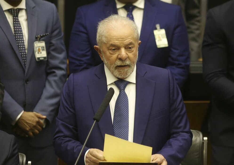 Em seu primeiro dia como presidente, Lula assina 52 decretos e 4 MPs