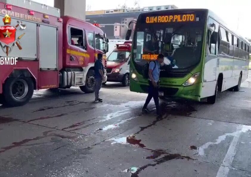 Colisão entre ônibus na rodoviária do Plano Piloto causa quatro vítimas