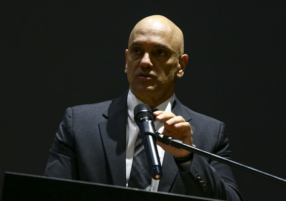 Alexandre de Moraes confirma conversa com senador Marcos do Val