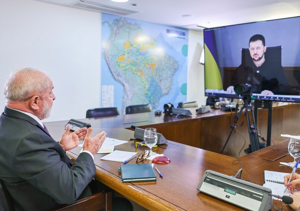 Lula conversa com Zelensky sobre guerra na Ucrânia