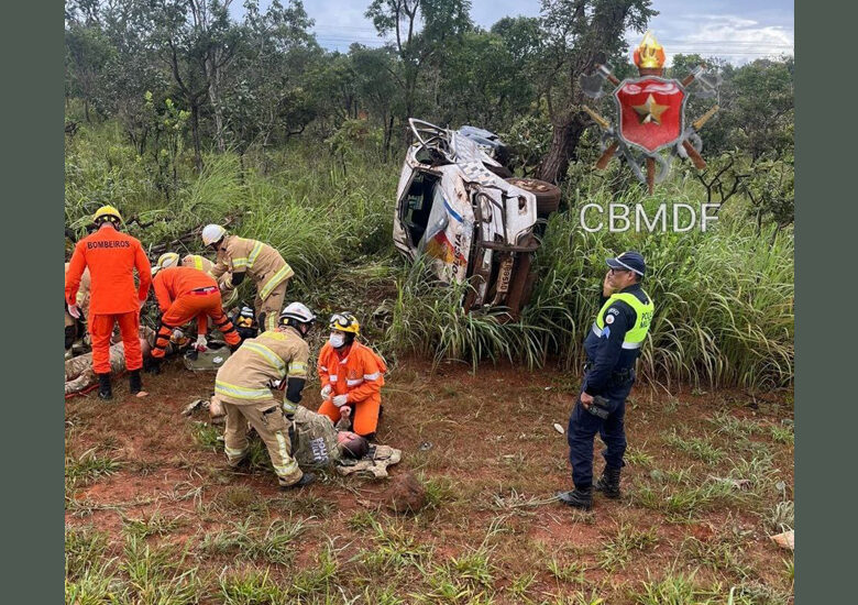 Dois policiais ficam feridos após capotar viatura na DF-128 em Planaltina