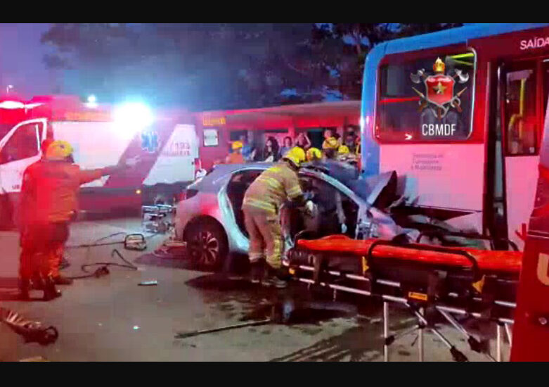 Carro colide na traseira de um ônibus na EPTG e deixa duas pessoas feridas