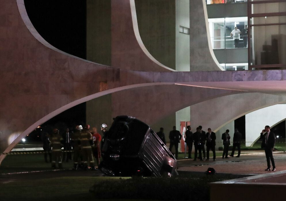 Carro cai em espelho d'água do Palácio do Planalto