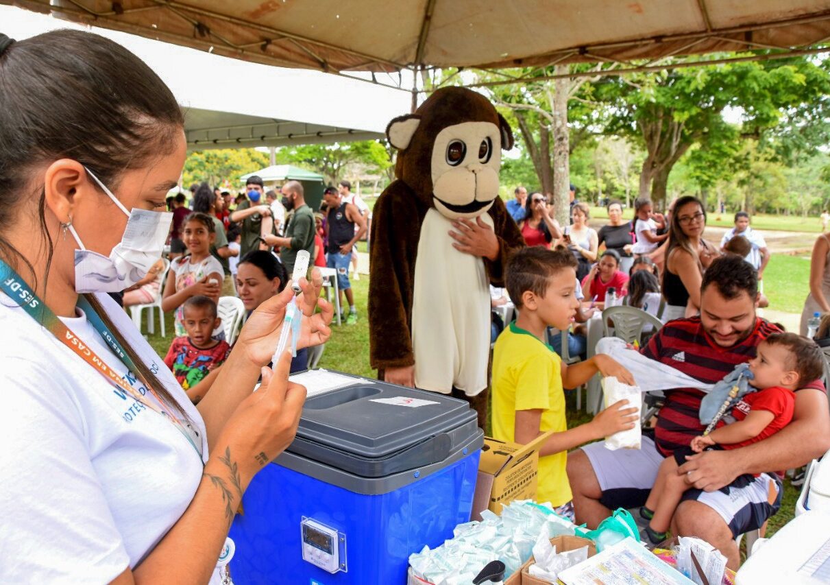 Entrada gratuita no Zoo neste domingo para quem for se vacinar