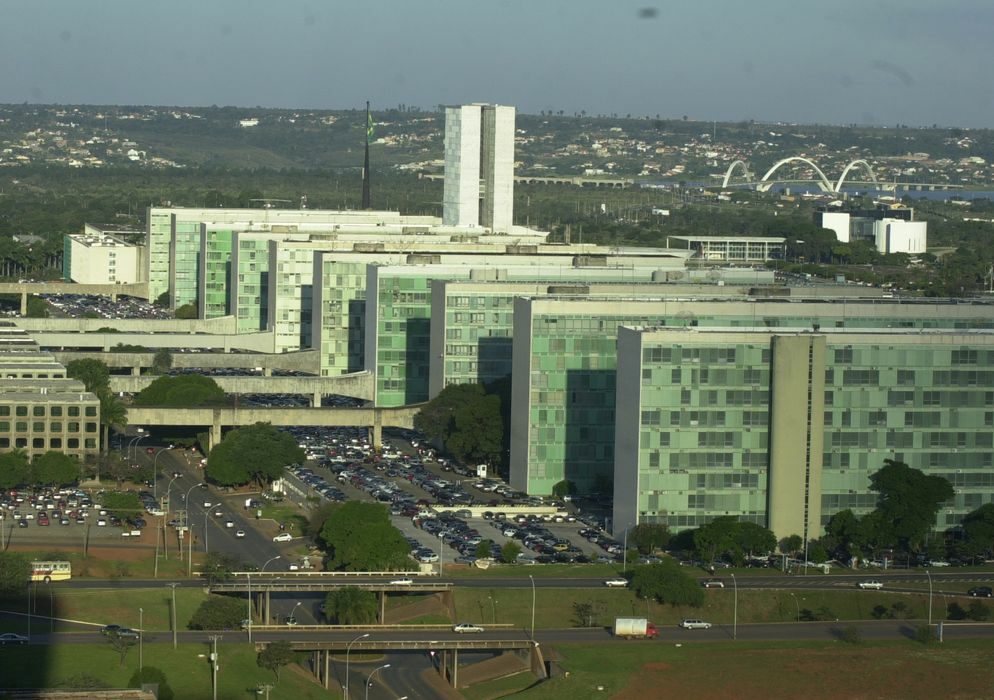 Servidores federais fazem assembleias para discutir reajuste de 9%