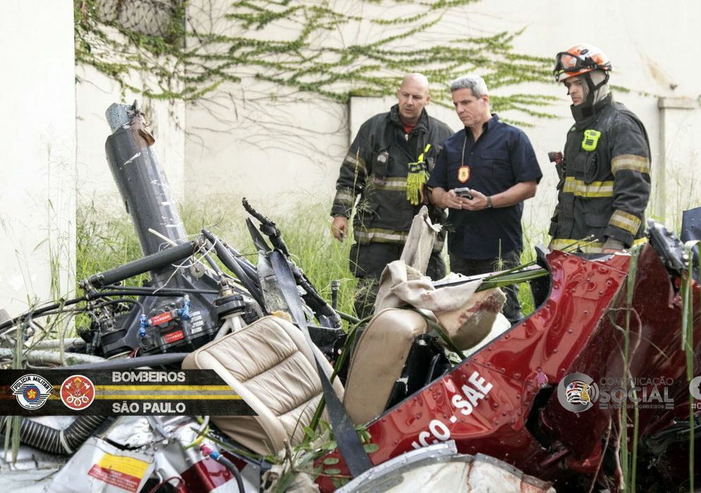 Helicóptero cai na região central de São Paulo e deixa quatro mortos