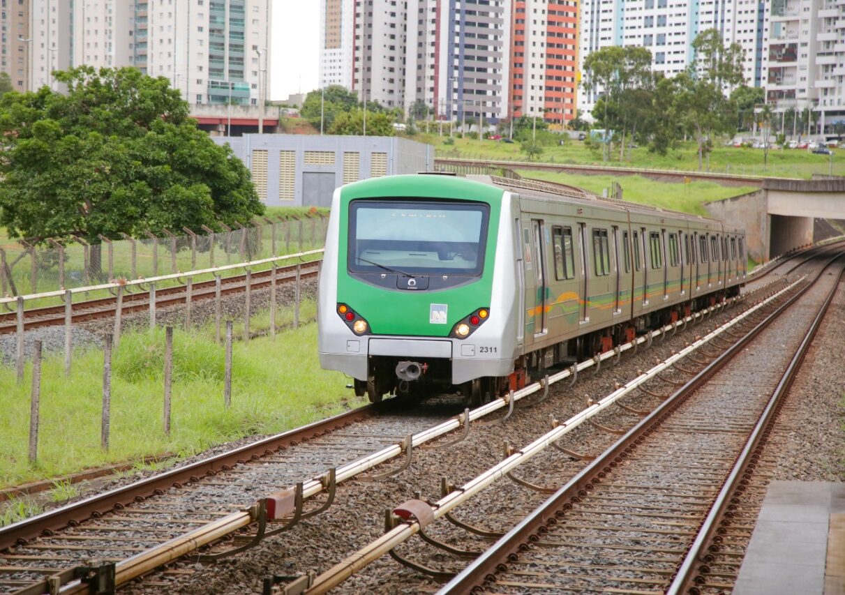 Metrô passa por reparos em trecho após alagamento devido às chuvas