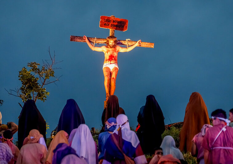 Encenação da Paixão de Cristo emociona fiéis no Morro da Capelinha