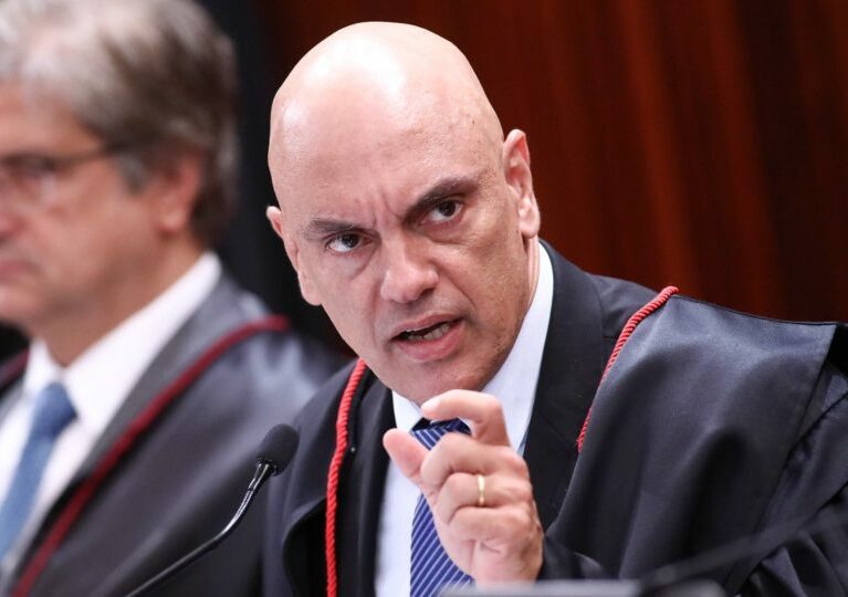 Alexandre de Moraes pede avaliação sobre transferência de Torres para hospital