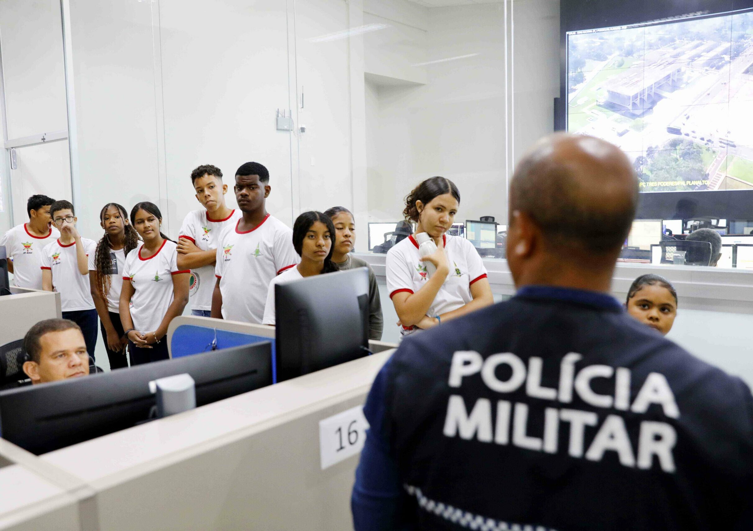 PMDF recebe alunos e reforça campanha contra trotes