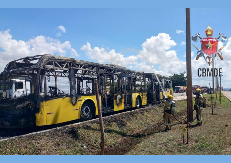 Ônibus do BRT pega fogo na Epia, altura da quadra 26 do Park Way