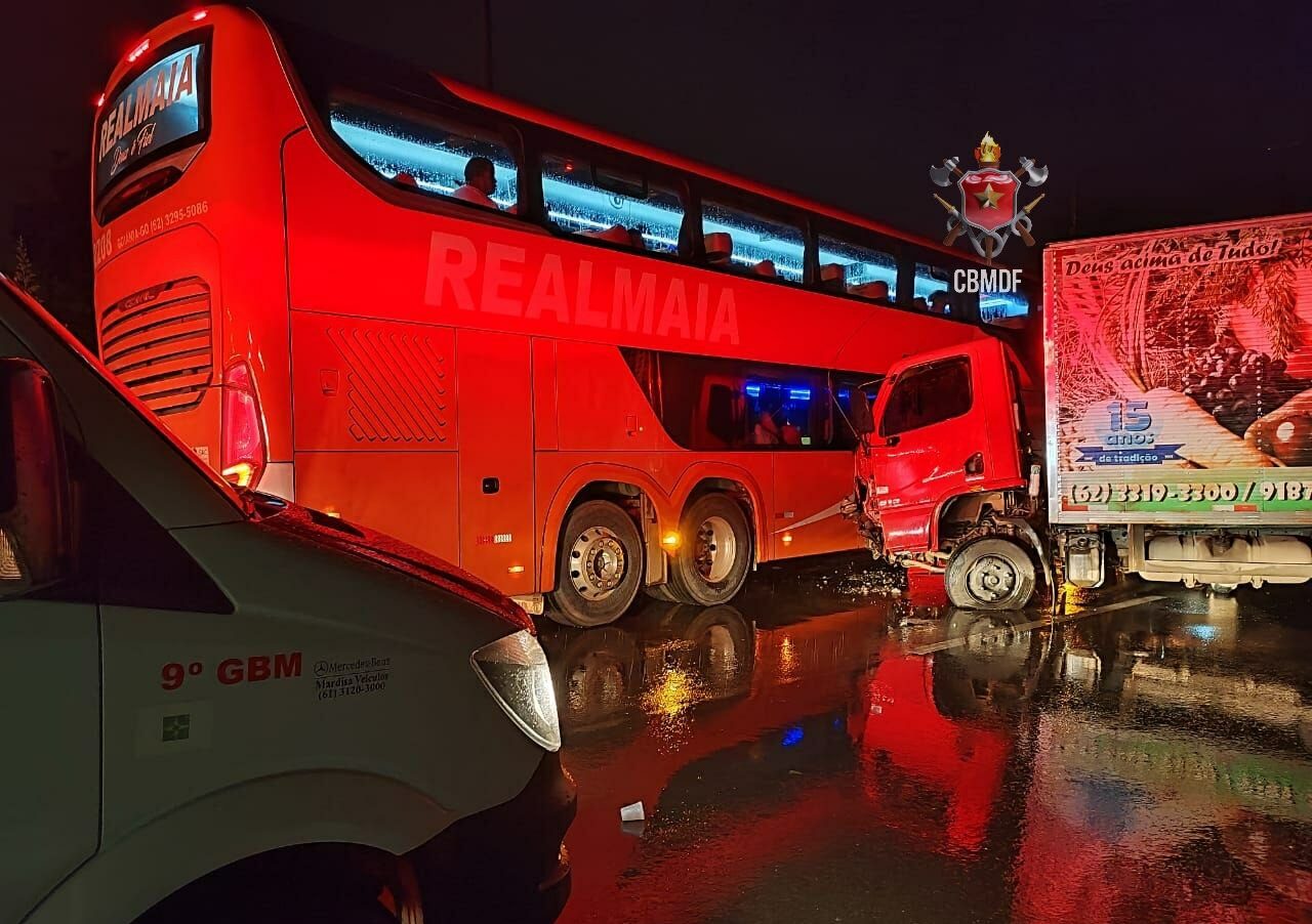 Colisão entre caminhão e ônibus de viagem deixa dois feridos na BR-020