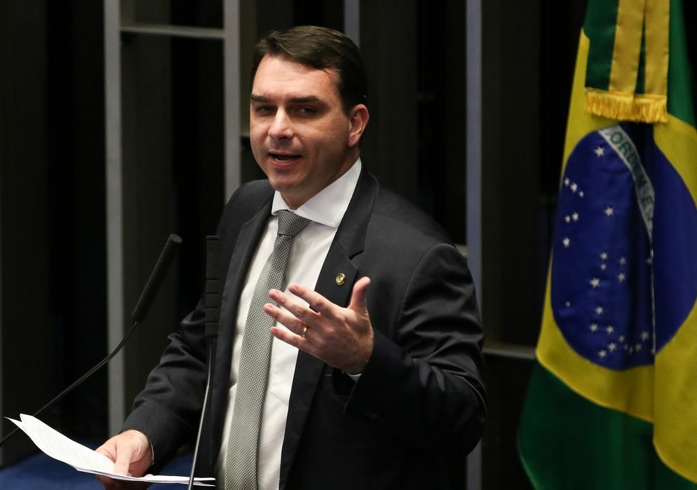 TSE multa Flávio Bolsonaro em R$ 5 mil por fake news contra Lula