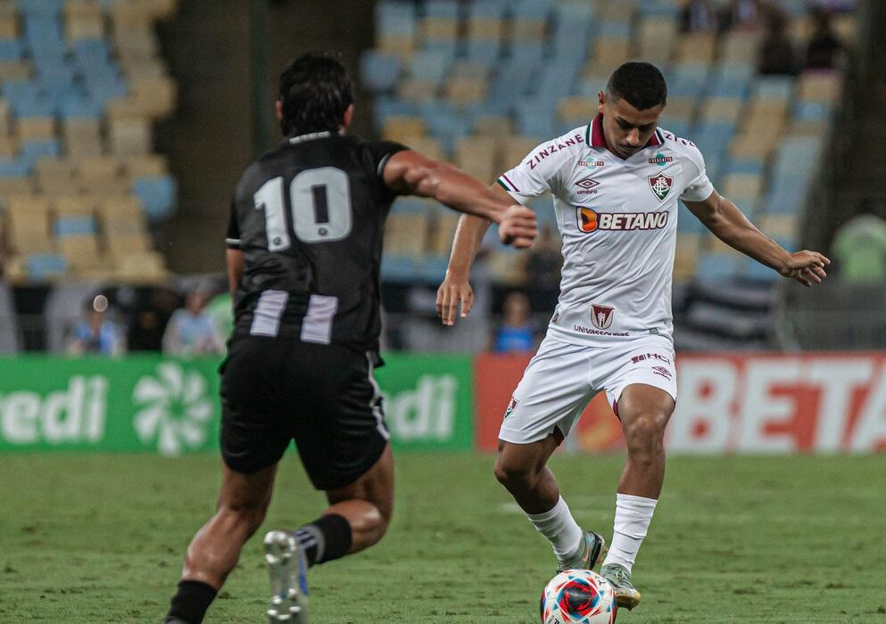 Botafogo bate Flu e segue líder da Série A por mais uma rodada