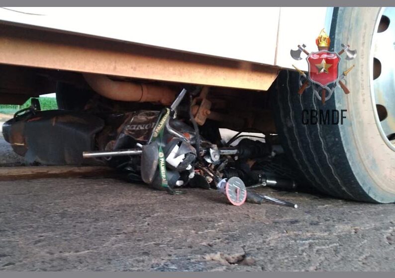 Moto para debaixo de onibus após atropelar um ciclista na BR 251 sentido Unaí/MG