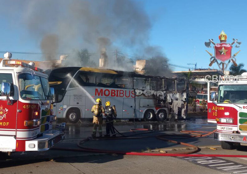 Ônibus de turismo com um time de futebol feminino pegou fogo na (EPTG)