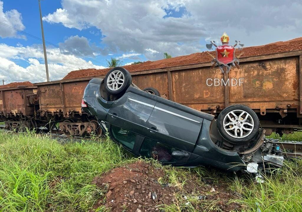 Carro de passeio é atingindo por trem em passagem de nível no Guará II