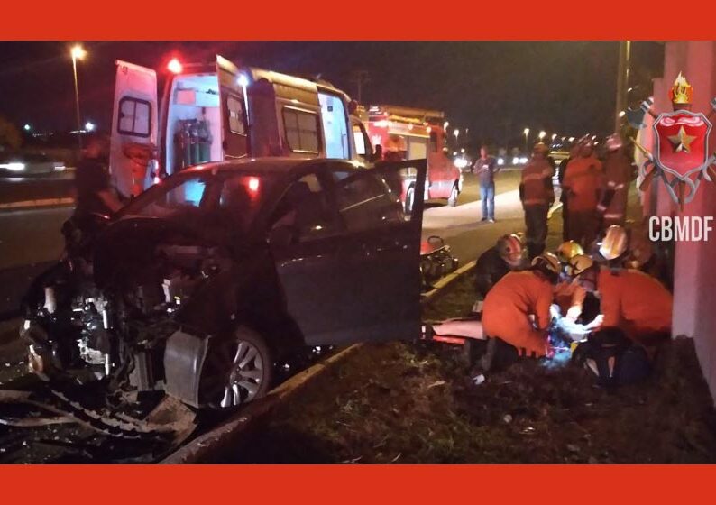 Motorista colide e derruba poste em frente ao deposito do DETRAN na Asa Norte