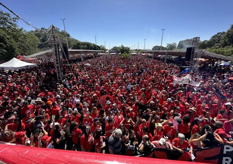 Após assembleia, professores suspendem greve no DF