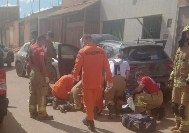 Homem foge da PM, sofre ataque cardíaco, bate o carro e morre na Estrutural