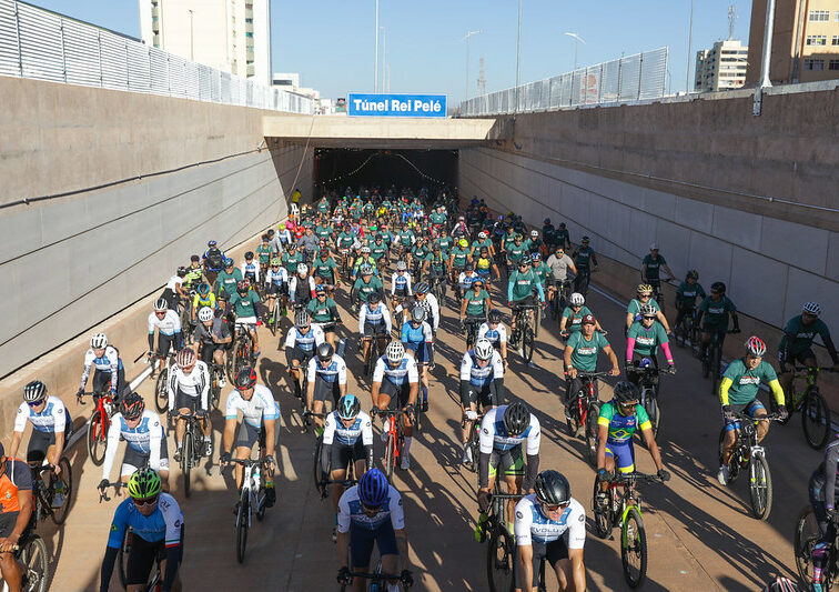 Túnel Rei Pelé recebe 500 pessoas em passeio ciclístico