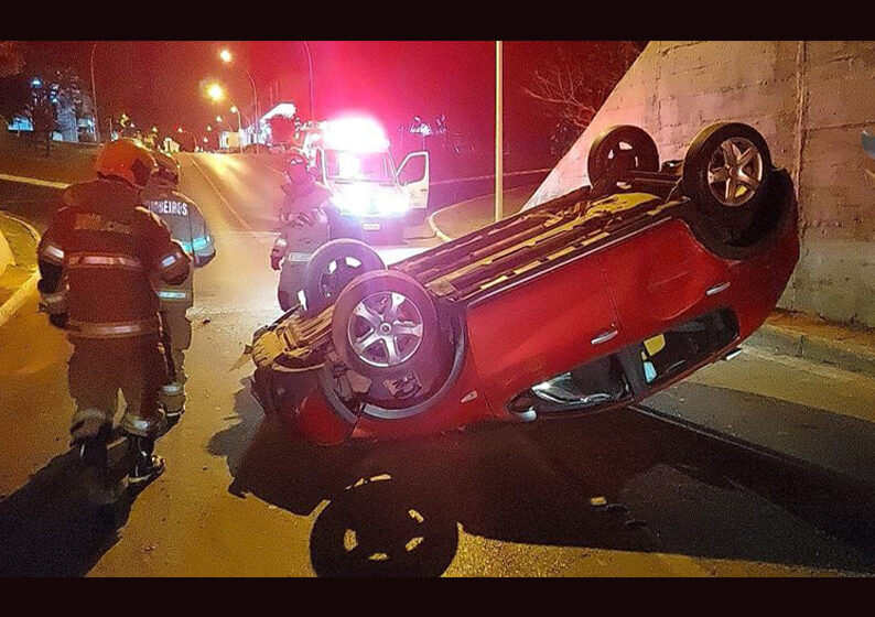 Capotamento de veículo interdita tesourinha na Asa Norte