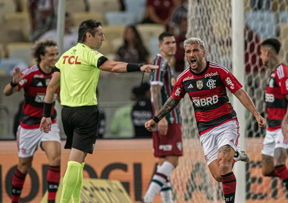 Flamengo bate Fluminense para seguir vivo na Copa do Brasil