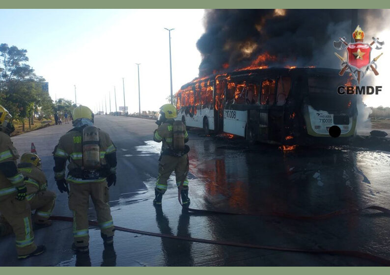 Ônibus da Viação São José pega fogo na via Estrutural sentido Taguatinga