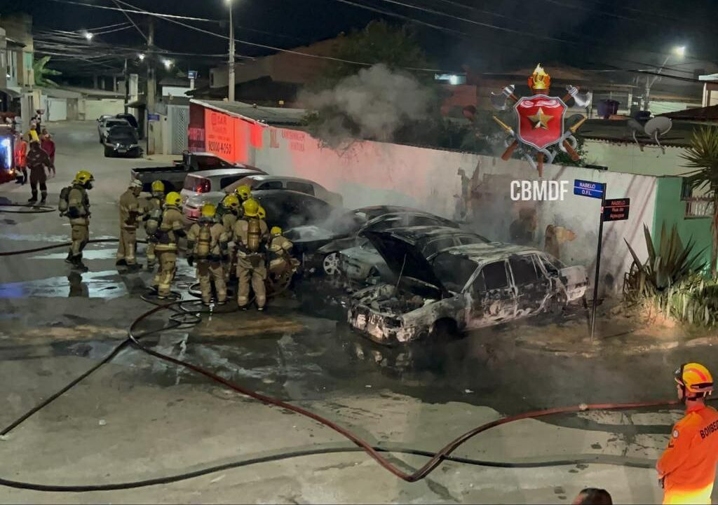 Incêndio em quatro veículos assustam moradores da Vila Planalto