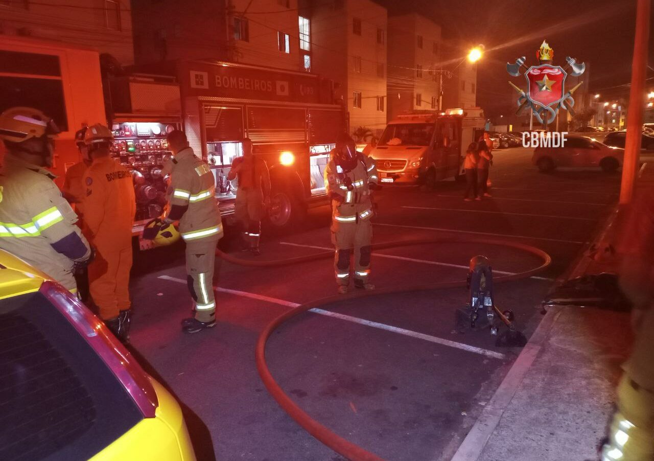 Duas pessoas são transportadas ao hospital após incêndio em apartamento no Paranoá Parque