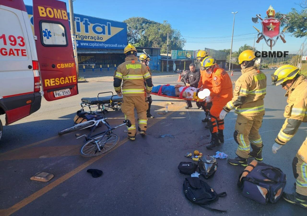 Colisão entre moto e bicicleta deixa ciclista gravemente ferido no Gama