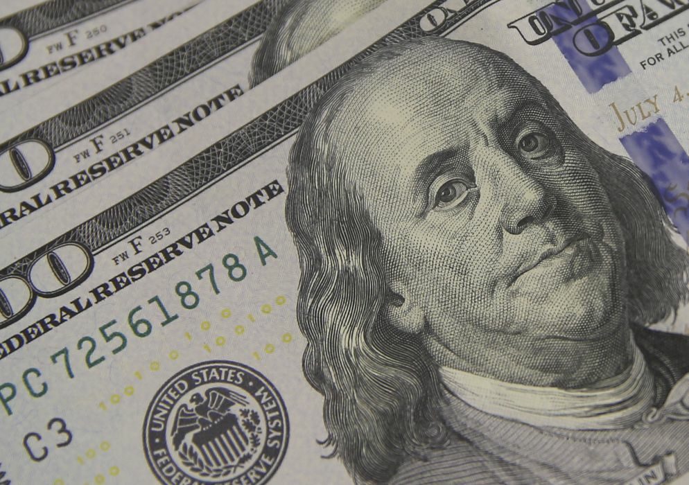 Dólar tem forte alta e fecha a R$ 4,93 com dados dos Estados Unidos