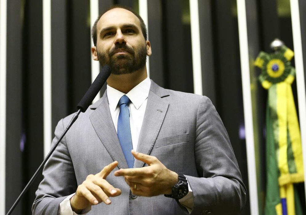 Professora pede abertura de investigação contra Eduardo Bolsonaro