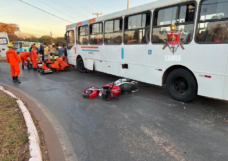 Motociclista fica ferido após colisão contra ônibus na DF-010