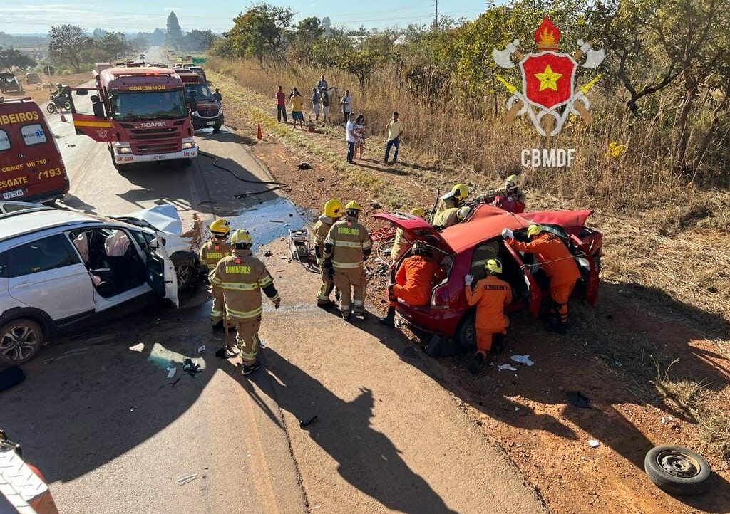 Colisão frontal entre veículos deixa três vítimas na BR 251 em São Sebastião