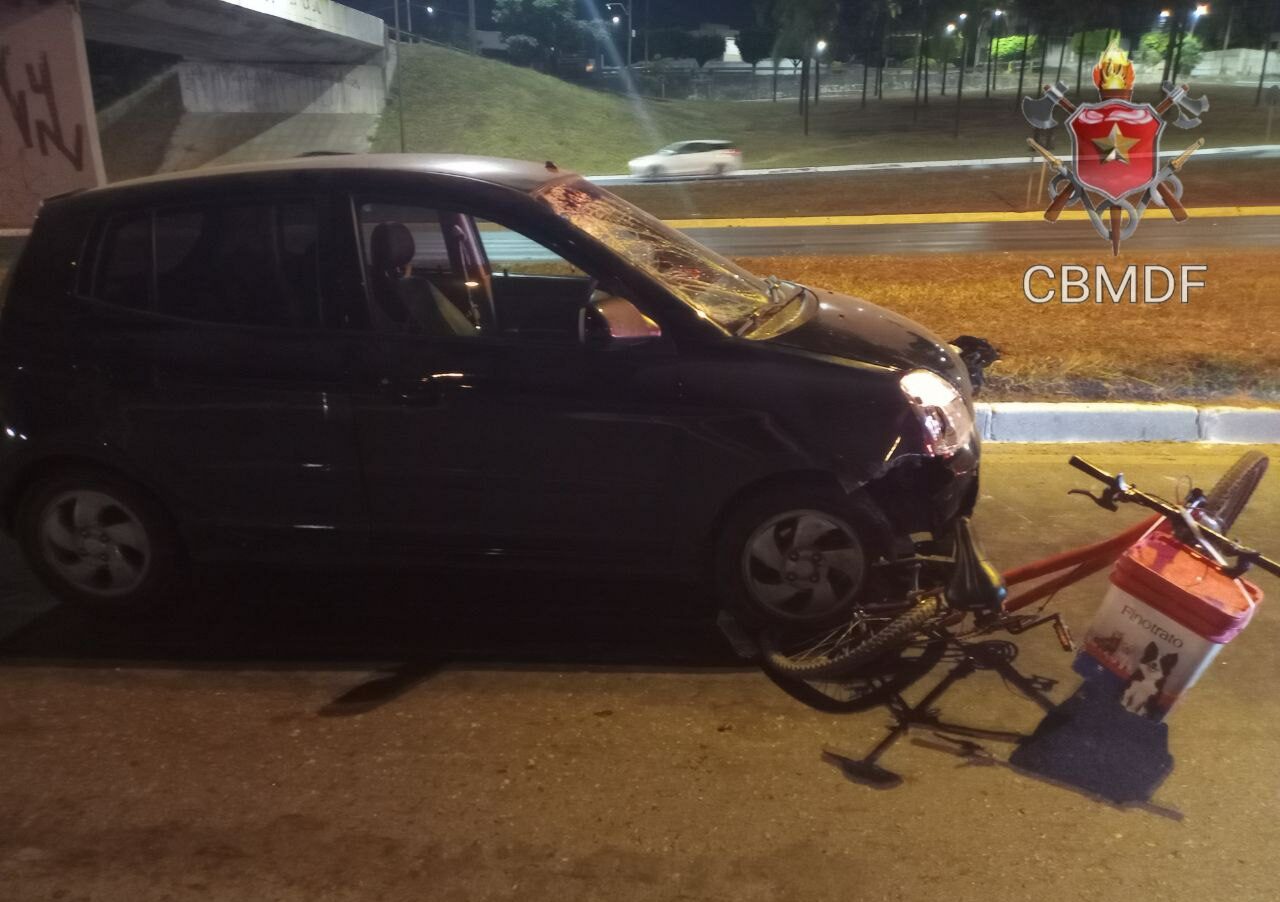 Ciclista é atropelado ao atravessar EPIA Sul e tem pernas fraturadas