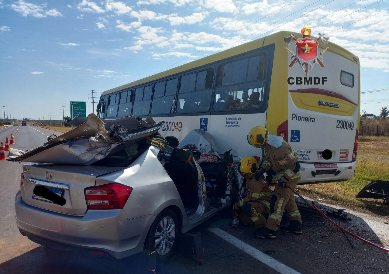 Colisão entre carro e ônibus resulta em quatro vítimas na BR-040