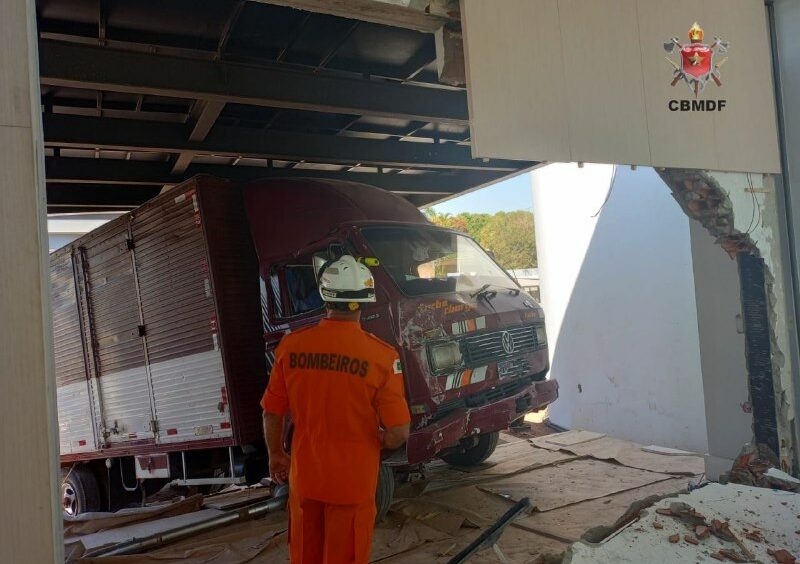 Caminhão perde freios e atinge casa em construção no Lago Sul