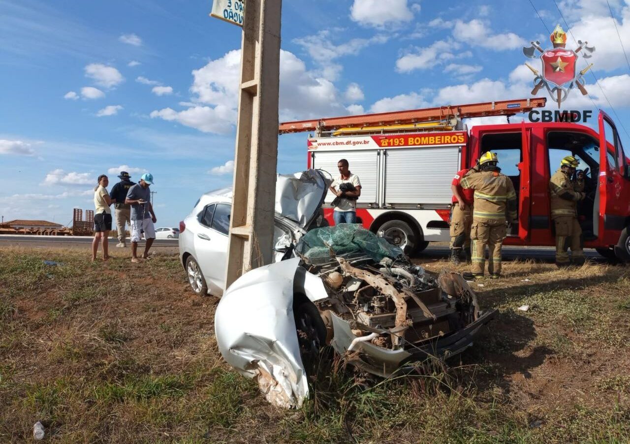 Veículo colide com caminhão plataforma e deixa condutor preso nas ferragens