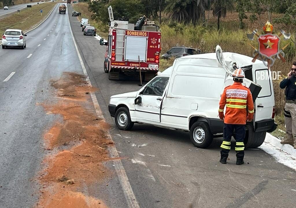 Veículos saem da pista na BR 020 em Planaltina