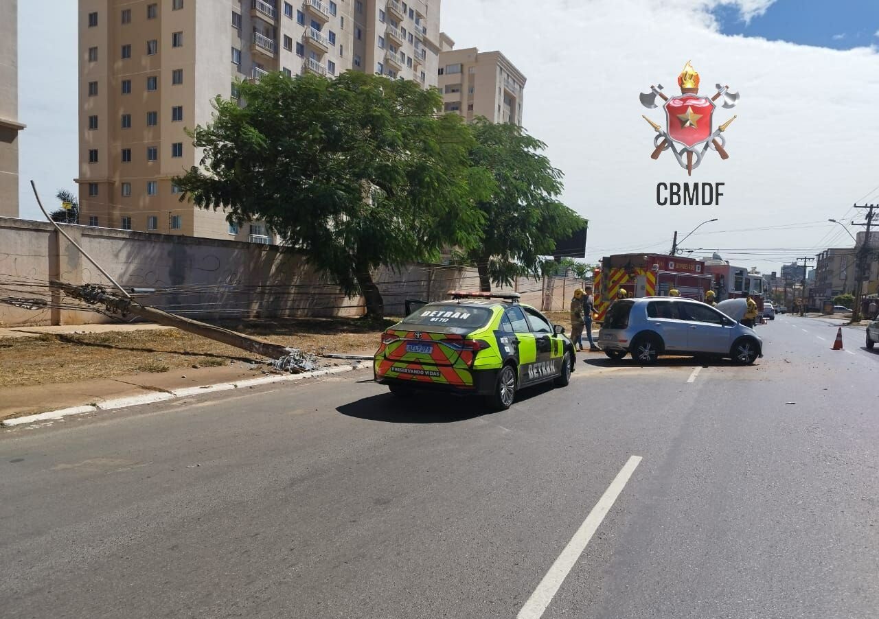 Carro colide e derruba poste na Avenida SAMDU em Taguatinga Norte