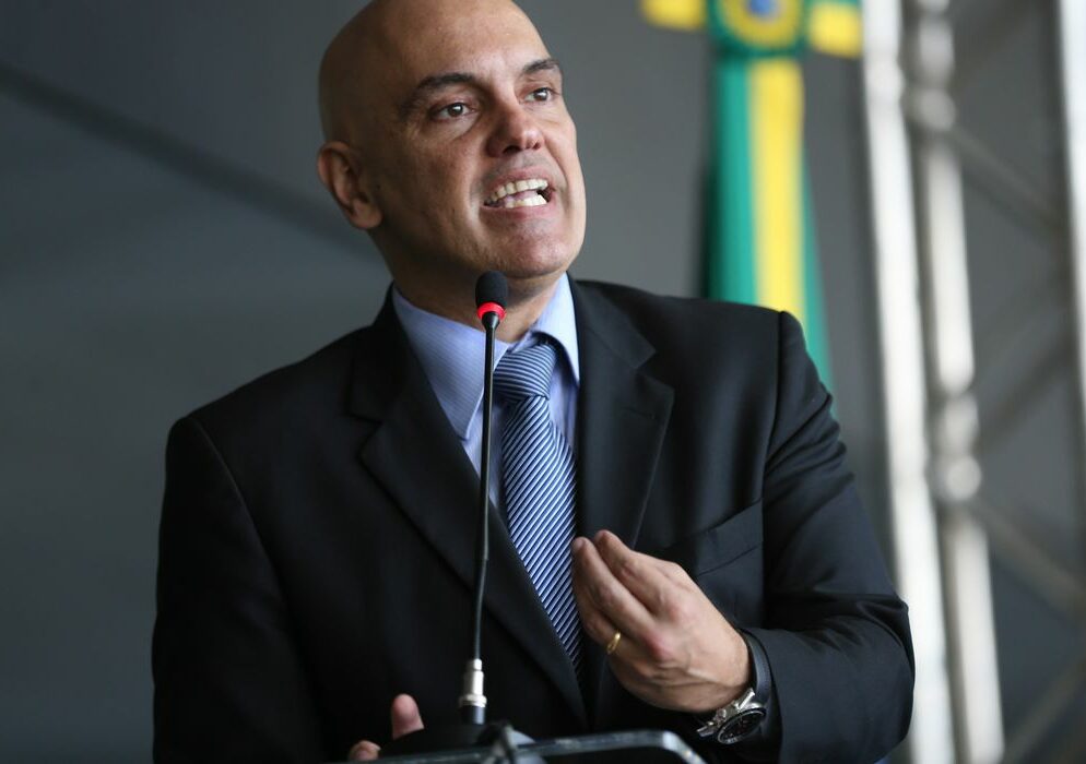 Moraes proíbe qualquer contato de Mauro Cid com Bolsonaro e Michelle