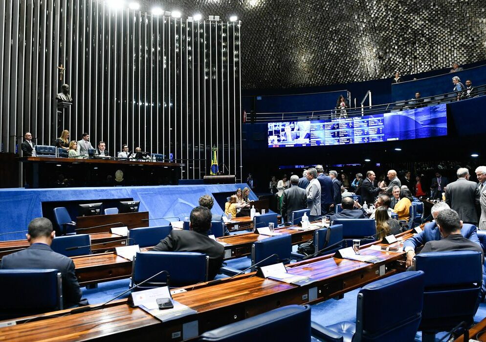 Senado aprova MP que aumenta salário mínimo e amplia isenção do IR