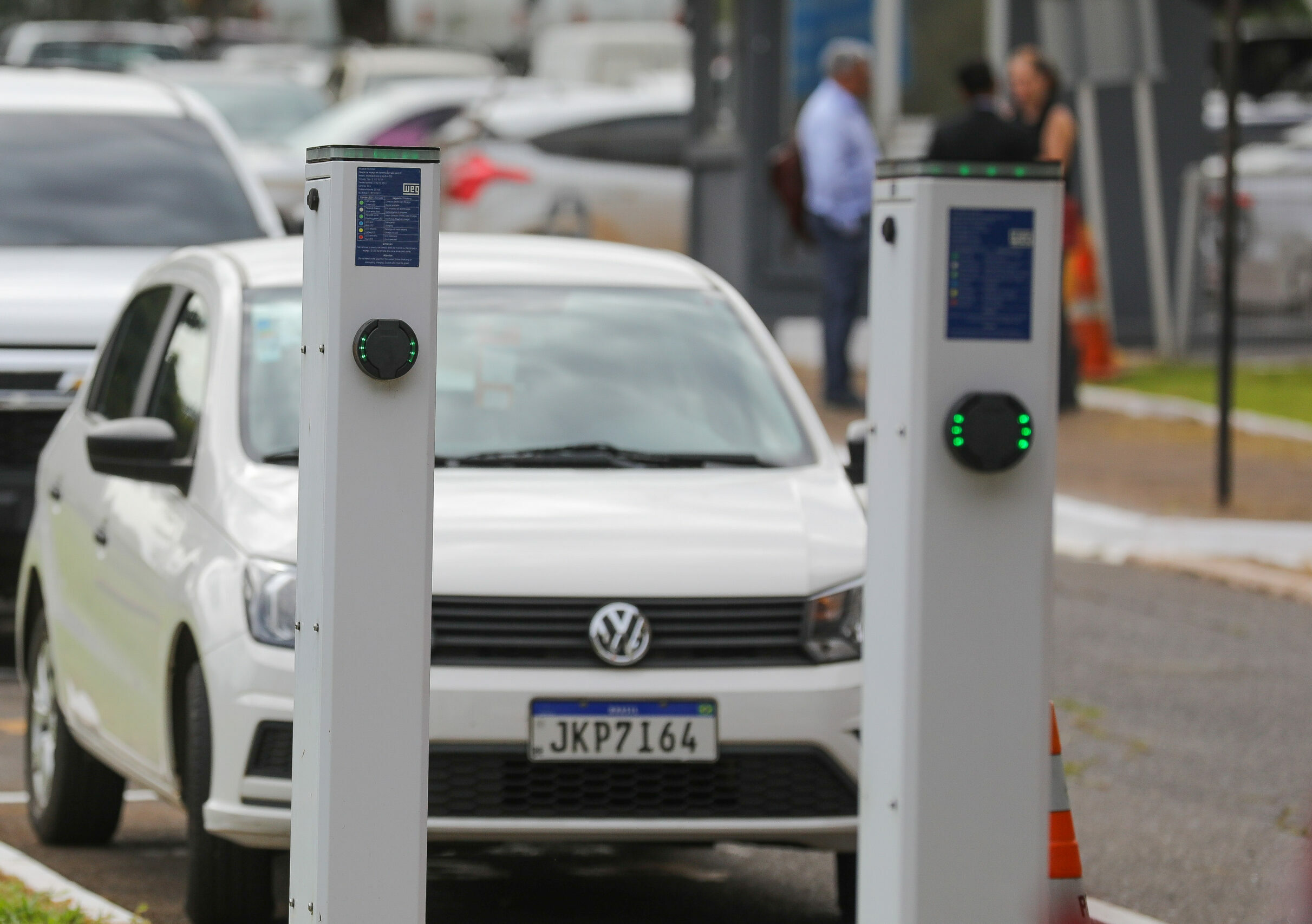 Pontos públicos de recarga de veículos elétricos serão reativados no DF